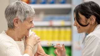 Jak przygotować zespół apteki do sezonu szczepień? Podział obowiązków między farmaceutów i techników farmaceutycznych
