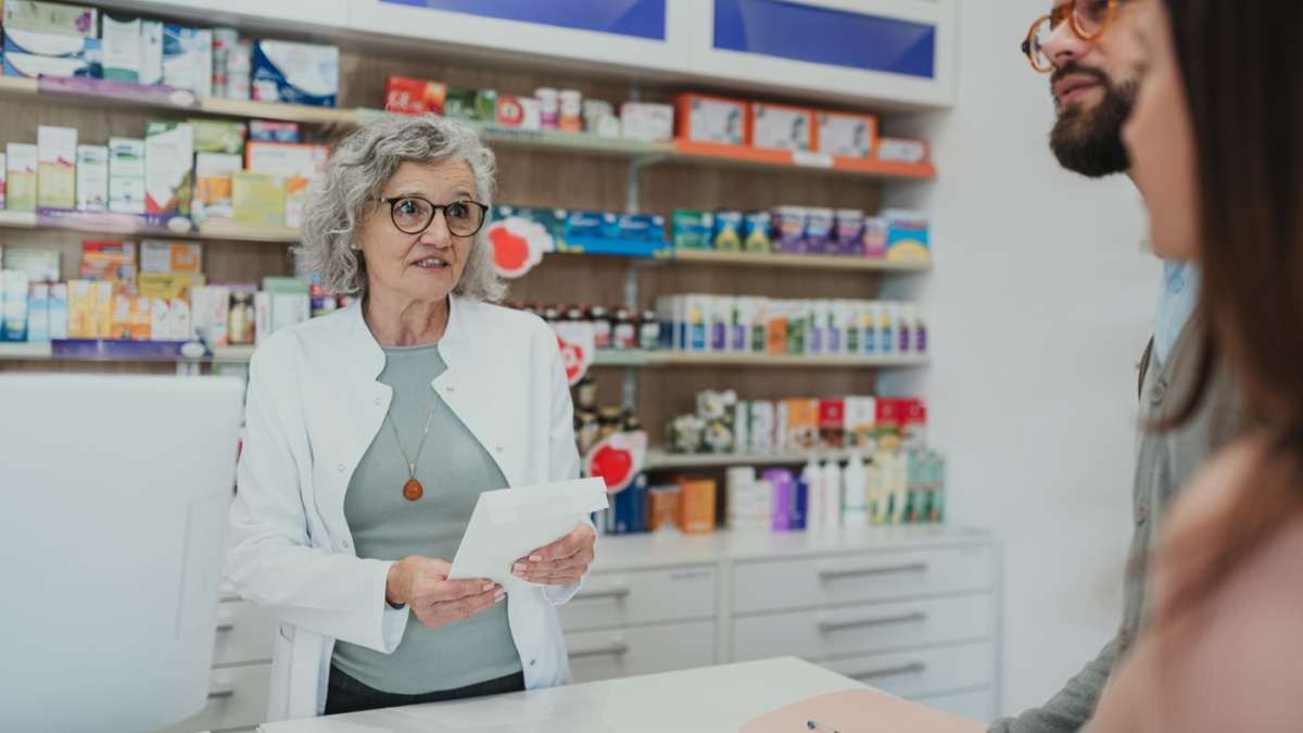 Farmaceutka rozmawia z pacjentem